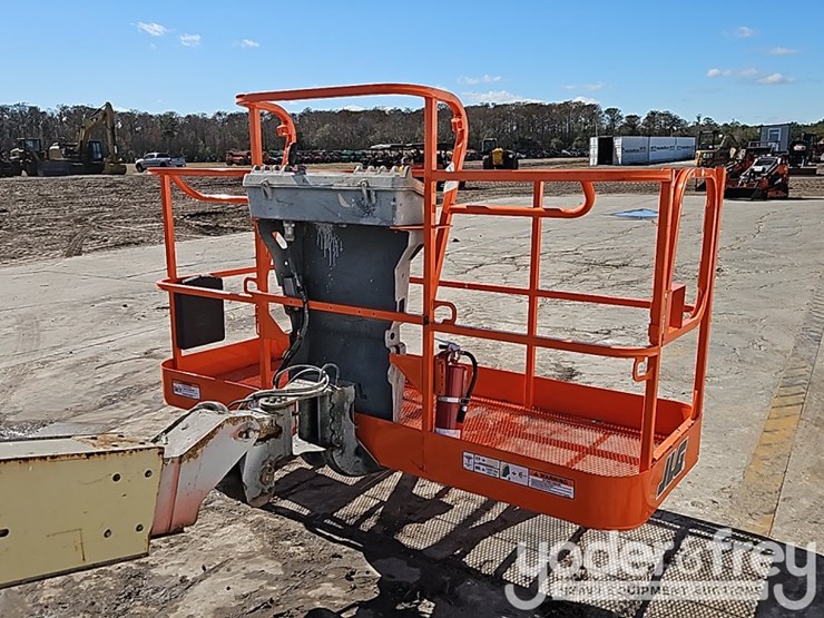 2013-jlg-400s-image-10
