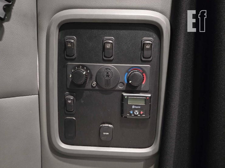 2017-kenworth-t880-image-28