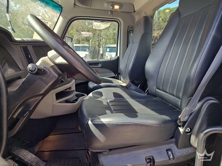 2022-peterbilt-567-t/a-wet-kit-day-cab-truck-tractor-image-19