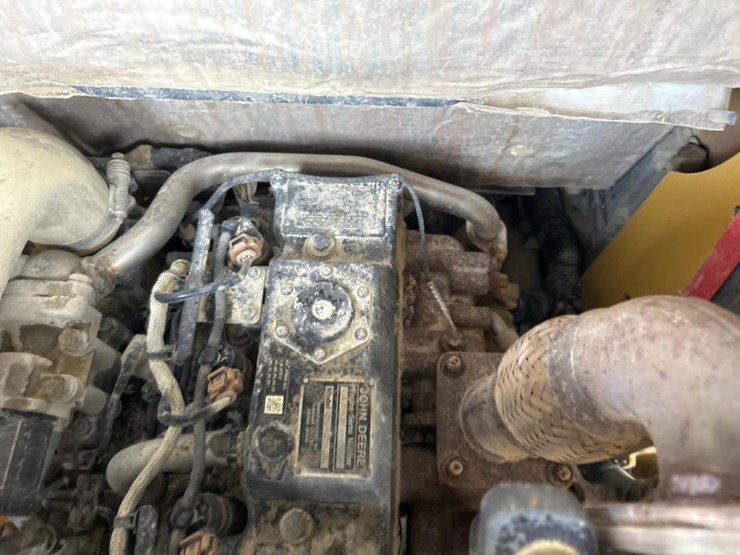 2017-deere-320e-image-32