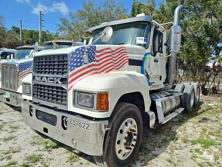 2022-mack-pinnacle-t/a-wet-kit-day-cab-truck-tractor-image-1