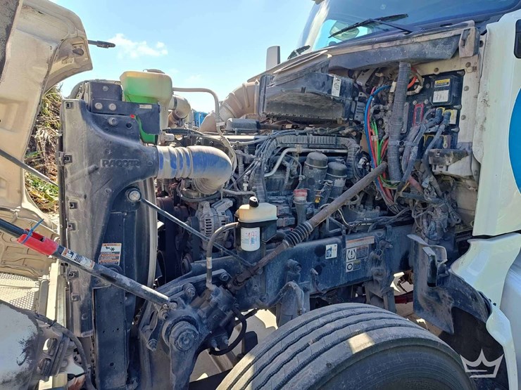 2023-peterbilt-567-image-12