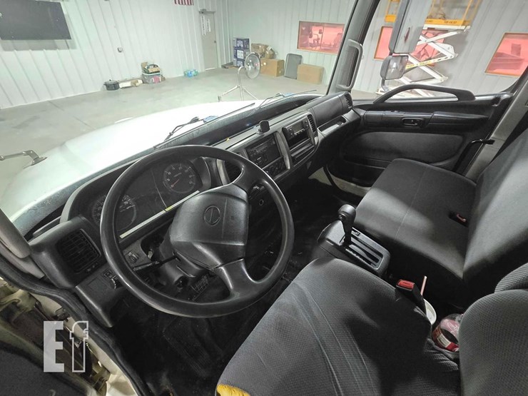 2015-hino-268-image-14