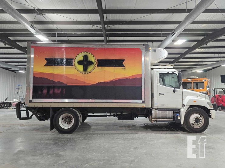 2015-hino-268-image-6