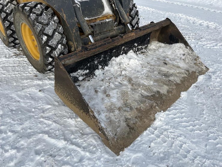 2017-deere-320e-image-9