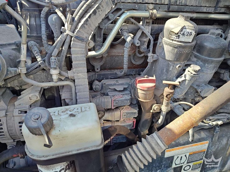 2022-peterbilt-567-t/a-wet-kit-day-cab-truck-tractor-image-9