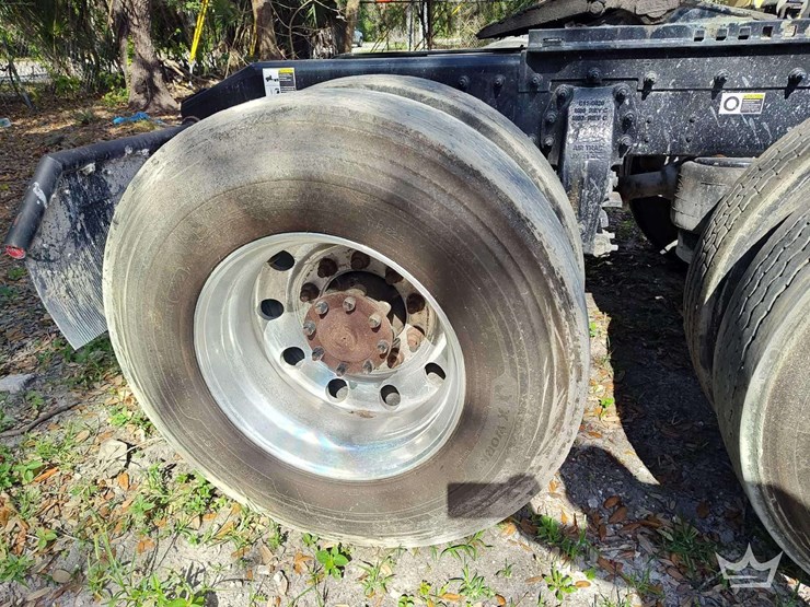 2022-peterbilt-567-t/a-wet-kit-day-cab-truck-tractor-image-22