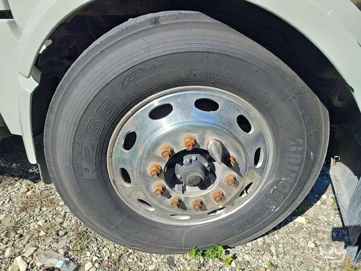 2022-peterbilt-567-image-41