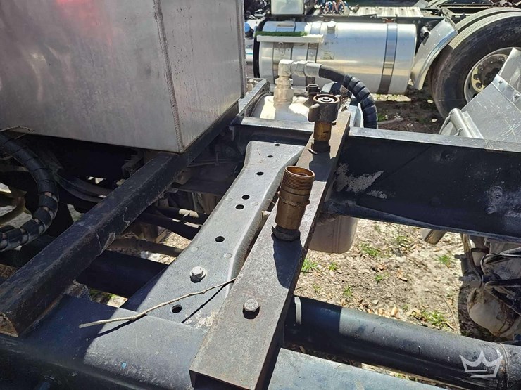 2022-peterbilt-567-t/a-wet-kit-day-cab-truck-tractor-image-19