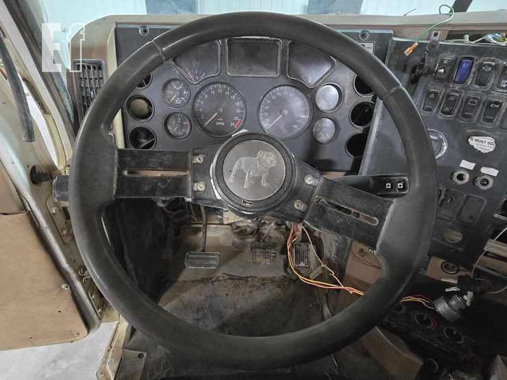 2012-mack-granite-gu713-image-10