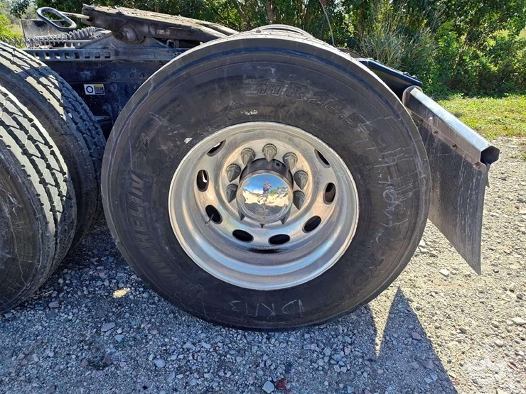 2022-peterbilt-567-image-39