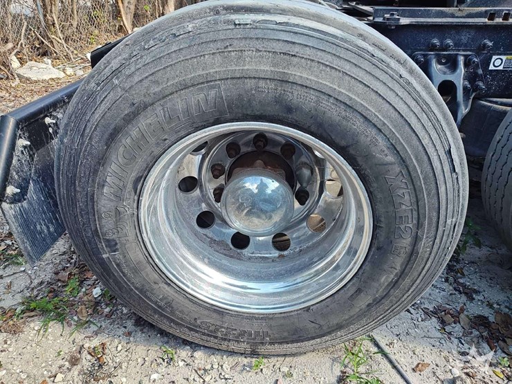 2022-peterbilt-567-t/a-wet-kit-day-cab-truck-tractor-image-40