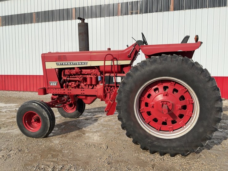 1970-ih-farmall-856-tractor-image-2
