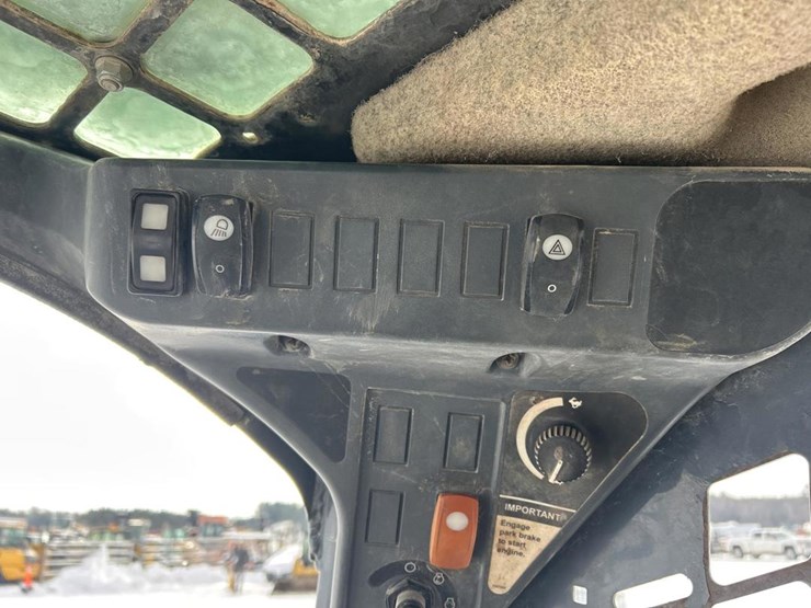 2017-deere-320e-image-43