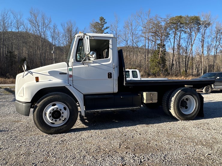 2000-freightliner-fl70-image-3