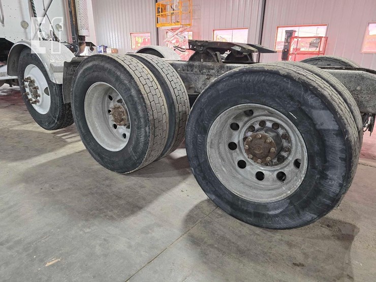 2013-freightliner-columbia-120-image-22