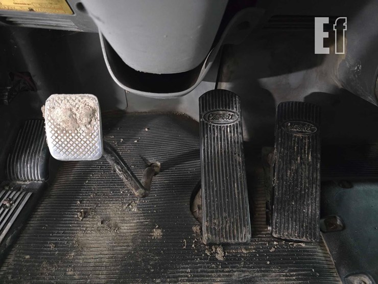 2009-peterbilt-384-image-13