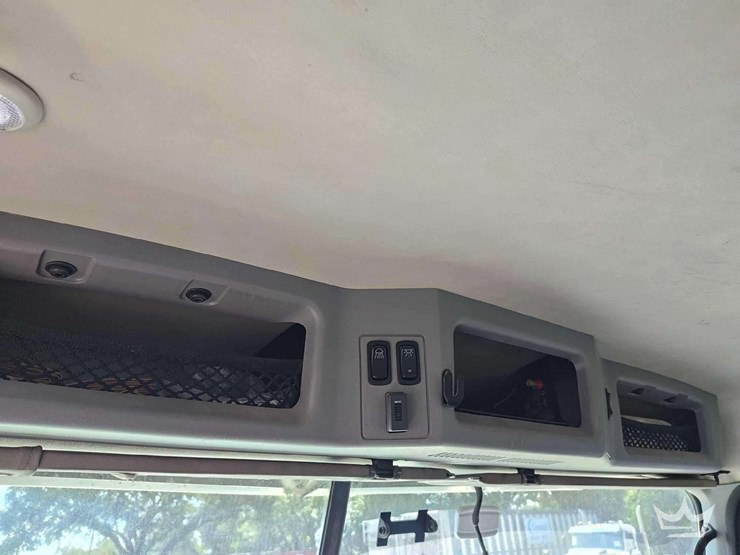 2022-mack-pinnacle-t/a-wet-kit-day-cab-truck-tractor-image-32