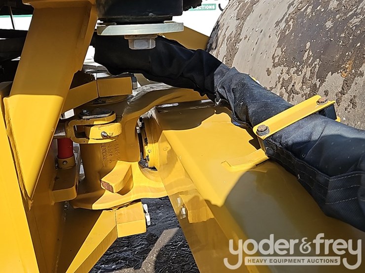 2023-caterpillar-cs10gc-image-9