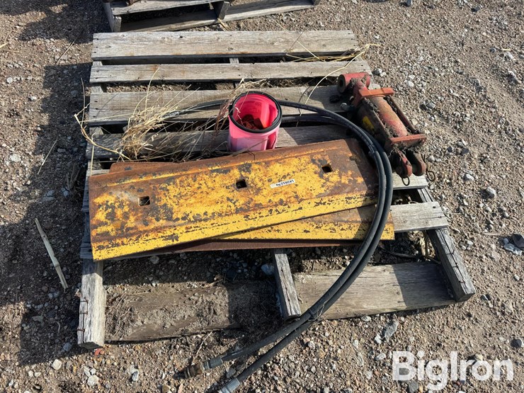 cat-bolt-on-cutting-edge-&-hyd-cylinder-image-2