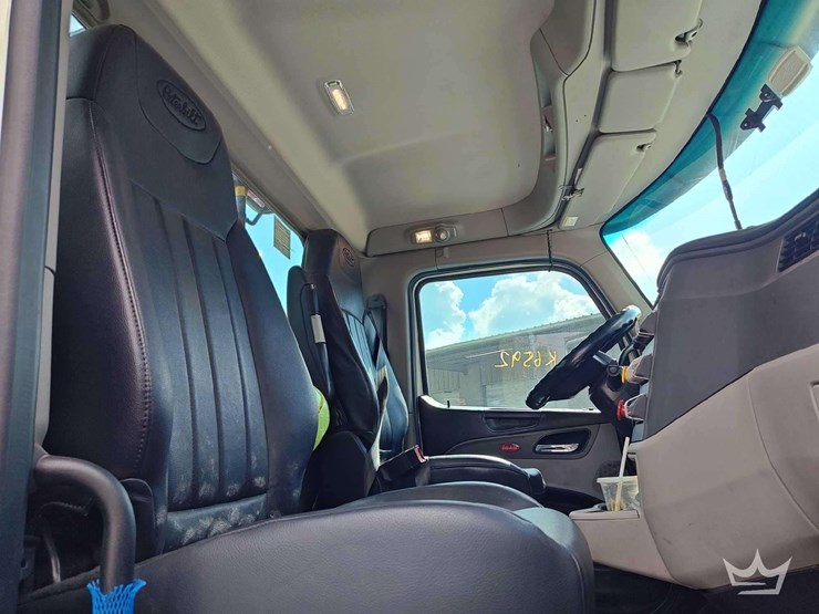 2022-peterbilt-567-t/a-wet-kit-day-cab-truck-tractor-image-40