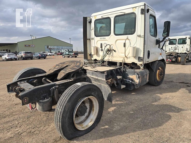 2018-freightliner-cascadia-113-image-3