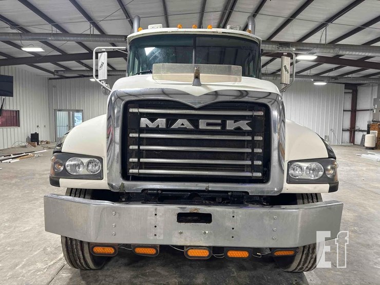 2009-mack-granite-gu713-image-12