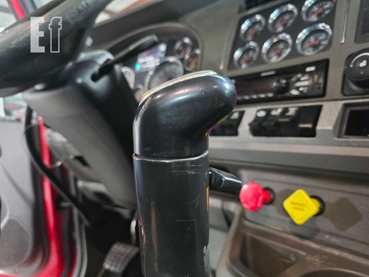 2015-kenworth-t680-image-43