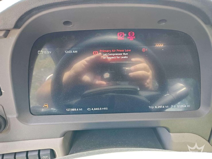 2022-peterbilt-567-t/a-wet-kit-day-cab-truck-tractor-image-16