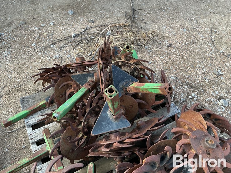 john-deere-max-emerge-planter-opening-units-image-14