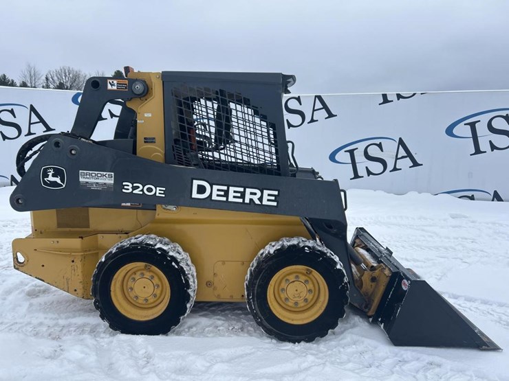 2017-deere-320e-image-6