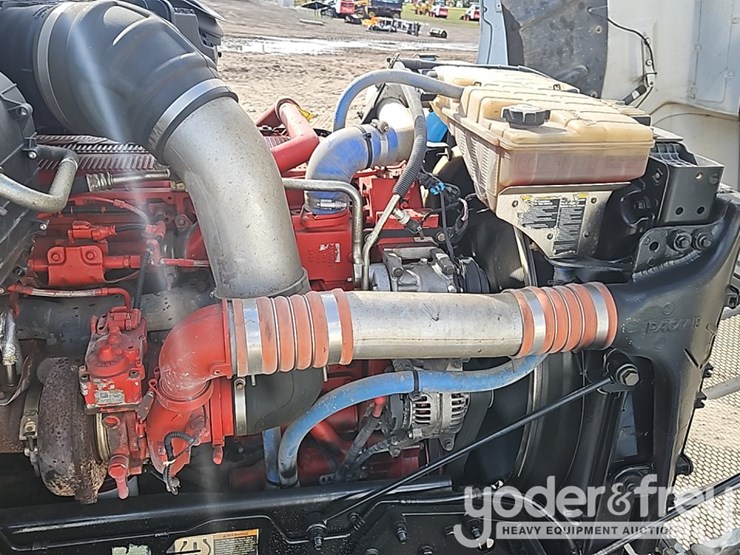 2020-peterbilt-567-image-27