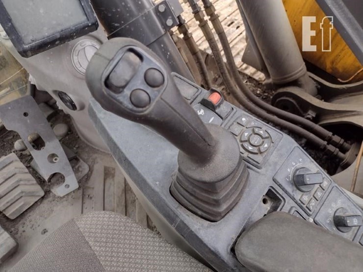 2015-volvo-ec220e-lr-image-14