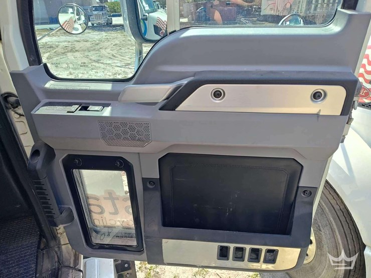 2022-mack-pinnacle-t/a-wet-kit-day-cab-truck-tractor-image-27