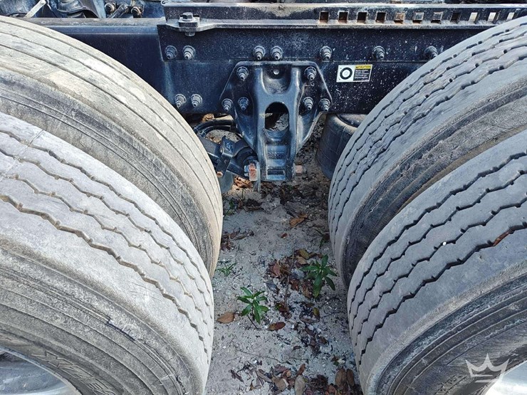 2022-peterbilt-567-t/a-wet-kit-day-cab-truck-tractor-image-36