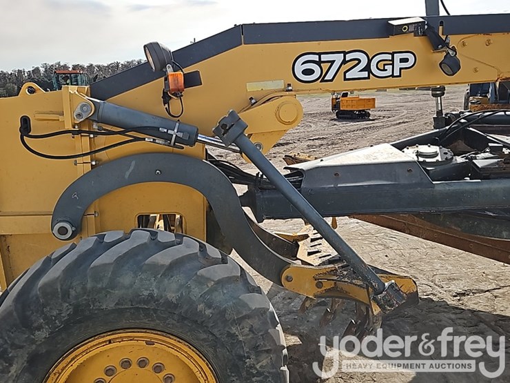 2017-deere-672g-image-27