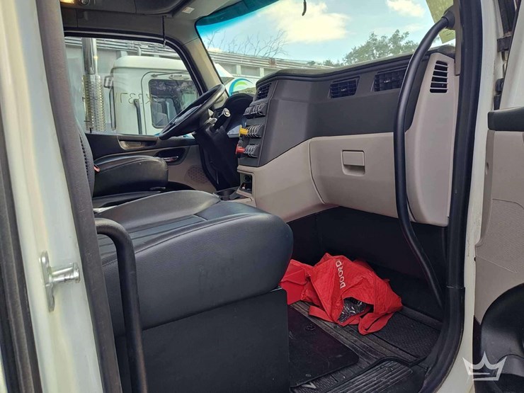 2022-peterbilt-567-t/a-wet-kit-day-cab-truck-tractor-image-29