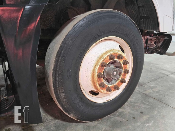 2013-volvo-vnl64t300-image-23