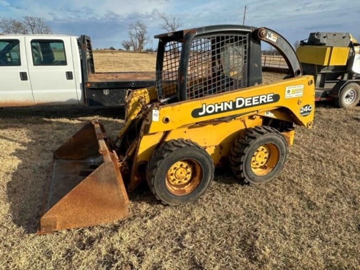 2005-john-deere-240-image-2