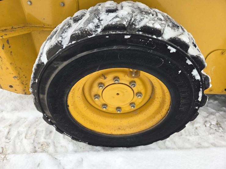 2017-deere-320e-image-40