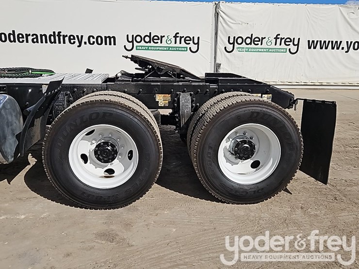 2020-peterbilt-567-image-14