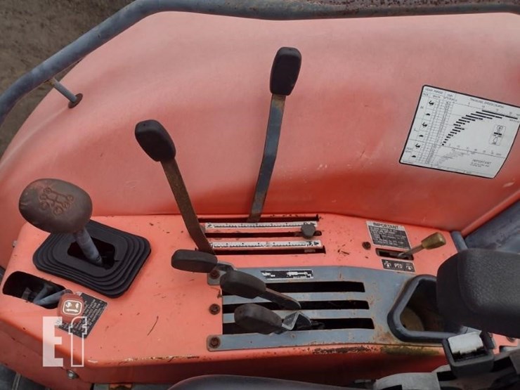 10-kubota-m108-tractor-image-9