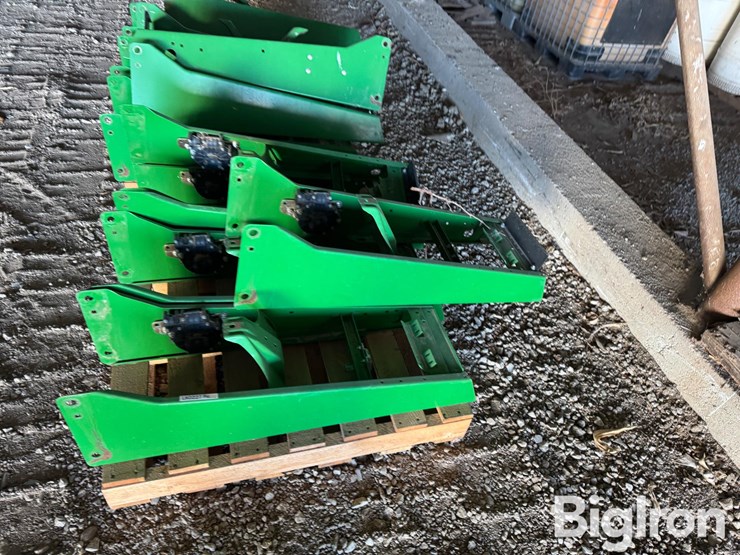 john-deere-max-emerge-planter-unit-frames-image-2