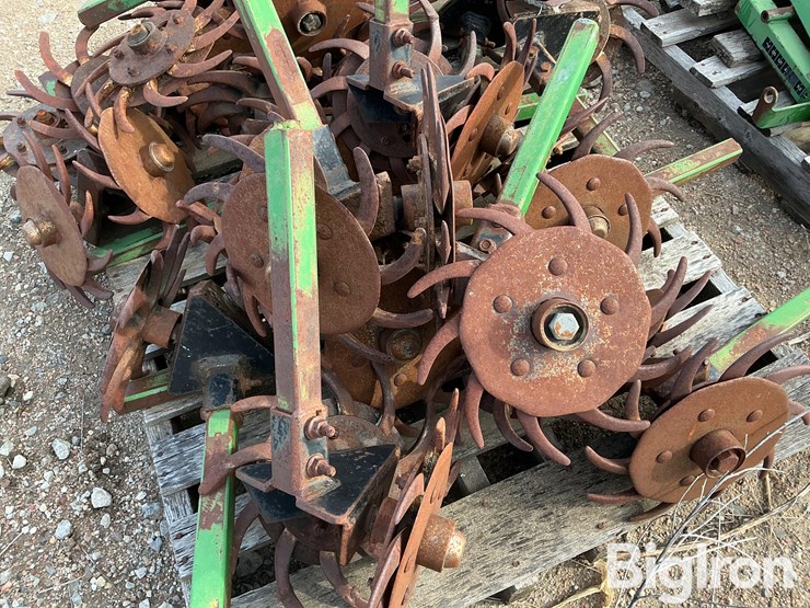 john-deere-max-emerge-planter-opening-units-image-12