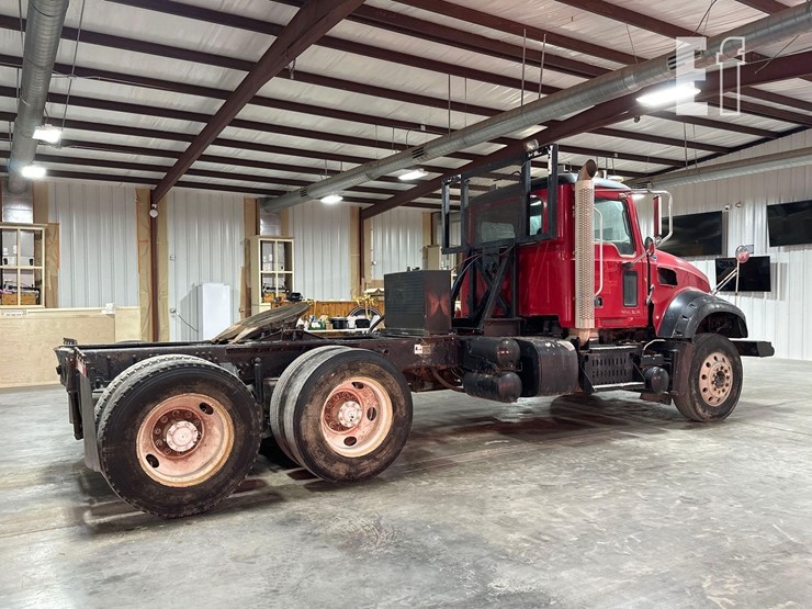 2012-mack-granite-gu713-image-3