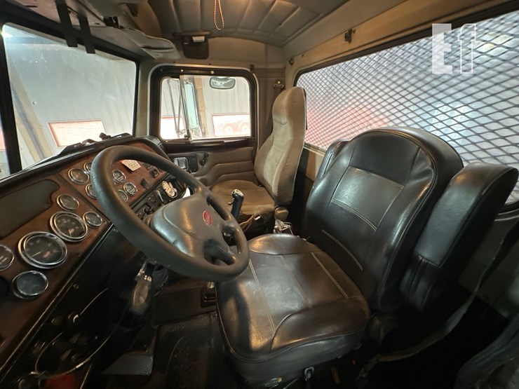 2005-peterbilt-385-image-9