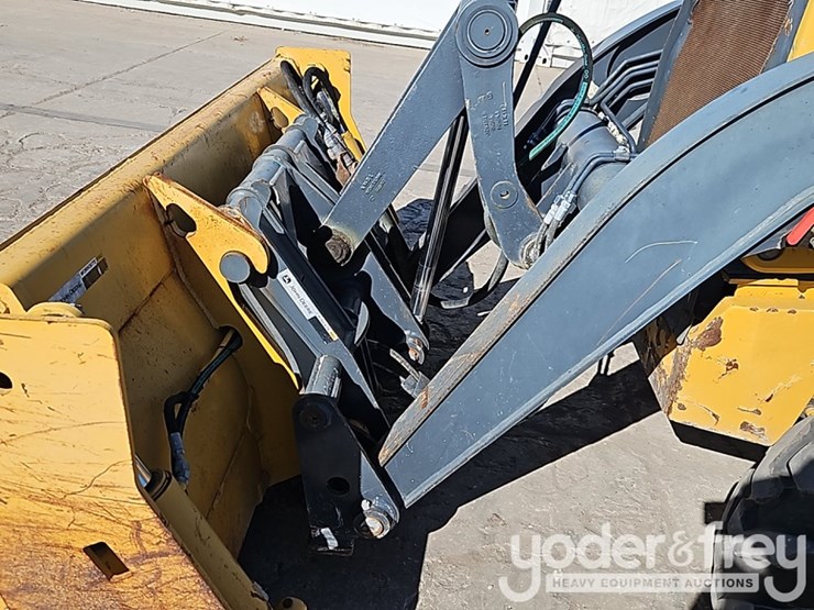 2015-deere-410l-image-12