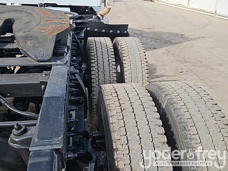 2020-peterbilt-567-image-22