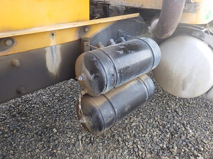 2001-peterbilt-357-image-30