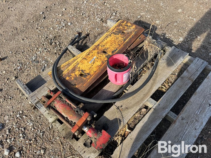 cat-bolt-on-cutting-edge-&-hyd-cylinder-image-7